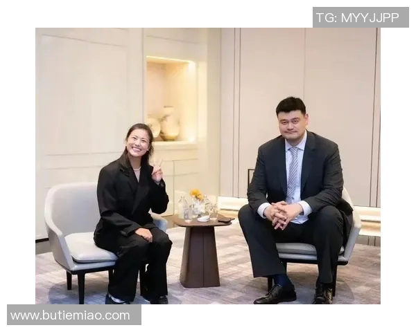 足球与篮球巨星同框瞬间展现体育魅力与友谊的精彩时刻